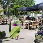 Geniet op ons ruime terras bij AnyTyme Snack & Dine de Woage in Halle!